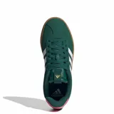 Championes Adidas VL Court 3.0 de estilo urbano, color verde con las icónicas tres tiras laterales en blanco y suela de goma color caramelo.
