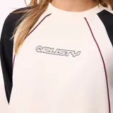 Buzo de cuello redondo con diseño color block, cuerpo en color beige y mangas en color negro. Presenta costuras decorativas en contraste y logo estampado en el pecho.