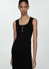 Vestido midi de tejido de punto de canalé en color negro, con cuello redondo, tirantes anchos y cierre frontal de botones. Presenta un diseño ajustado al cuerpo con terminaciones satinadas.