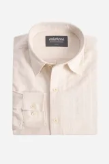 Camisa de manga larga color crema con textura de franjas sutiles tejidas directamente en la tela.