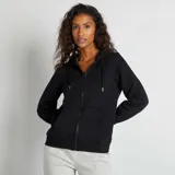 Buzo negro con capucha y cierre frontal, con bolsillos tipo canguro.