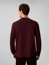 Remera de manga larga Calvin Klein, confeccionada en algodón con tejido interlock. Presenta cuello redondo, corte regular y un pequeño logo de la marca bordado en el pecho.