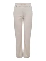 Pantalón de vestir recto color beige, con trabillas para cinturón, bolsillos laterales y cierre frontal oculto.