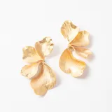 Caravanas de diseño floral con pétalos texturizados en acabado dorado brillante.