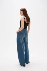Pantalon jean de corte barrel y tiro medio, en color negro, con diseño de pierna ancha y estructura rígida.