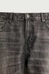 Jeans flare fit de denim de algodón en color gris con efecto lavado. Presentan diseño de cinco bolsillos, tiro medio y cierre frontal con cremallera y botón.