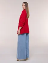Blazer de crep color bordó de la marca BBJ, con cuello solapa, bolsillos delanteros y mangas tres cuartos con frunce.