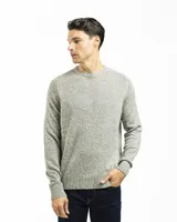 Buzo tejido de punto con cuello redondo, puños y ruedo acanalados. Presenta un diseño clásico de calce regular.