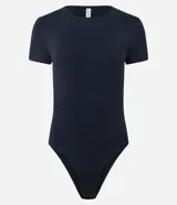 Body de poliamida color topo, con cuello redondo, mangas cortas y cierre en la entrepierna. Diseño ajustado al cuerpo.