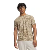Remera de manga corta Under Armour con estampado de camuflaje en tonos marrones y caqui, cuello redondo y el logotipo de la marca en negro en el pecho.