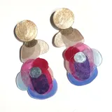 Par de aros colgantes con forma abstracta, con piezas circulares doradas y piezas irregulares en tonos rosa, rojo, azul y plateado.