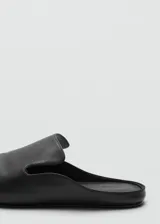 Zapato tipo mule de cuero ovino, con diseño minimalista, punta cuadrada y suela plana.