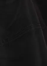 Falda corta de estilo globo con diseño evasé y cintura elástica. Confeccionada en tejido de poliéster con forro de poliamida y elastano.