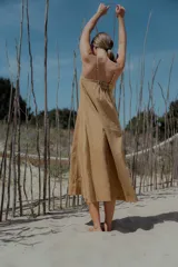 Vestido midi de denim color celeste, con escote recto, breteles finos y corte evasé amplio.