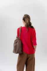 Buzo de punto confeccionado en lambswool, con diseño amplio, escote en V y mangas 3/4. Presenta una combinación de tonos rojos en la espalda con una franja central ancha y tajos laterales.