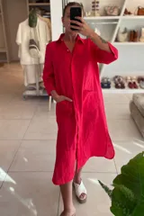 Vestido camisero midi color verde azulado, de lino, con cuello camisero, manga tres cuartos y bolsillos laterales.