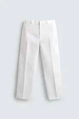 Pantalón chino de corte oversized confeccionado en tejido de algodón con estructura twill. Presenta bolsillos frontales, bolsillos traseros de vivo, cierre frontal con cremallera y gancho metálico oculto.