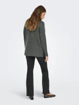 Sweater de punto gris oscuro con cuello alto, manga larga y diseño holgado. Presenta puños y cuello acanalados, con una textura suave y cómoda.