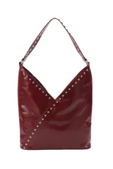 Bolso tipo hobo de cuero sintético negro con acabado brillante, decorado con tachuelas plateadas a lo largo de la correa y en el borde frontal. Presenta un diseño asimétrico en la parte superior.