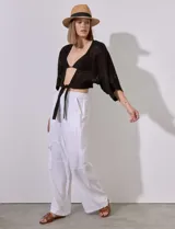 Bolero calado negro de poliéster con mangas 3/4 y frente abierto con lazo.