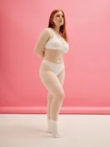 Soutien triángulo negro de lycra ECO con copa doble tela, relleno removible y breteles regulables.