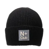 Gorro tipo beanie de punto acanalado en color lila con destellos multicolor. Presenta un parche rectangular de silicona transparente en el frente con el logo N+ Club en relieve.