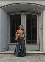 Jean de corte ancho y holgado con diseño de tablas laterales, confeccionado en denim azul. Presenta un estilo vintage con tiro medio.