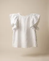 Blusa de lino color blanco, de corte recto y sin mangas, con volados amplios en los hombros.