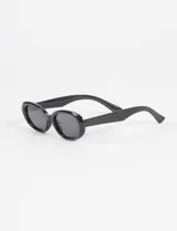 Lentes de sol con montura ovalada de color negro y diseño moderno. Cuentan con cristales de policarbonato con protección UV 400 que bloquea rayos UVA y UVB.