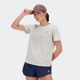 Remera deportiva New Balance de cuello redondo y manga corta, confeccionada en tejido de malla transpirable con tecnología de secado rápido NB ICEx. Presenta un diseño liso en color gris claro con el logotipo de la marca reflectante en el pecho.