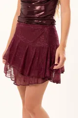 Pollera corta de encaje color bordó, con diseño de volados superpuestos y corte evasé.