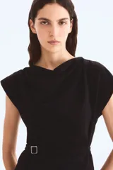 Vestido midi negro, de manga corta, con escote drapeado tipo barco y un cinturón fino con hebilla cuadrada que ajusta la cintura.