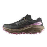 Championes de trail running Salomon Ultra Flow 2 Gore-Tex impermeables, color negro con entresuela marrón y detalles en fucsia y amarillo. Confeccionados con parte superior de malla transpirable y suela con tacos para tracción en cualquier condición.