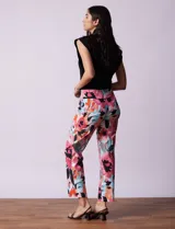 Pantalón de gabardina elastizada con estampado floral multicolor, pretina ancha elastizada y corte recto.