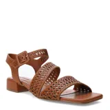 Sandalias de cuero marrón tostado con diseño calado, múltiples tiras frontales y tira con hebilla en el talón. Poseen taco cuadrado bajo y puntera cuadrada.