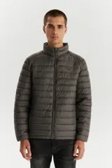 Campera puffer gris oscuro, con cuello alto y cierre frontal.