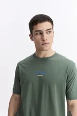 Remera de manga corta color gris oscuro, con escote redondo y fit regular. Presenta un estampado frontal con el texto "new season designed and produced by mistral".