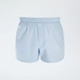 Pack de tres bóxer de algodón con cintura elástica y cierre con botones. Incluye un bóxer a cuadros celestes y blancos, uno liso celeste y uno a rayas verticales celestes y blancos.