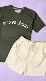 Short deportivo amarillo claro con cintura elástica ajustable con cordón y bolsillos laterales.