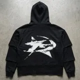Hoodie negro de corte cropped, manga larga con efecto doble capa y capucha. Presenta un gran estampado gráfico en la espalda en color blanco con diseño abstracto y desgastado.