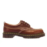 Zapatos Dr. Martens modelo Lowell de cuero marrón, con cordones, pespuntes amarillos en la suela y costuras destacadas en la puntera.