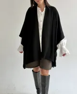 Ruana abierta de tejido jersey con textura acanalada, de corte holgado y diseño envolvente.