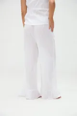 Pantalón largo color negro de algodón, con cintura elástica y volado en el ruedo.