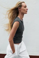 Camiseta sin mangas gris con efecto lavado, de corte regular y cuello redondo decorado con aplicaciones de pedrería a contraste.