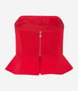 Blusa de sastrería color rojo vibrante, estilo palabra de honor con escote corazón y peplum (volado) en la cintura. La espalda cuenta con elástico para mejor ajuste y cierre trasero.