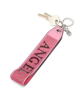 Llavero con correa para la muñeca de color rosado, completamente cubierta de brillos y pedrería, con la inscripción "ANGEL" en letras oscuras. Cuenta con argolla y herrajes metálicos plateados.