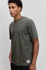 Remera de manga corta y cuello redondo, de corte clásico y color marrón.