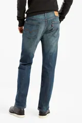 Jean Levi's modelo 505 Regular Fit de corte recto y tiro alto, confeccionado en denim azul con efecto deslavado y diseño clásico de cinco bolsillos.