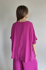 Remerón de lino color lila, de corte holgado y cuello en V.