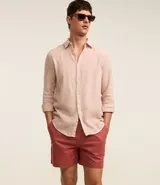 Bermuda masculina de corte recto, color rojo, con cintura elástica y cordón de ajuste. Cuenta con bolsillos laterales y traseros, confeccionada en una mezcla de algodón y lino.